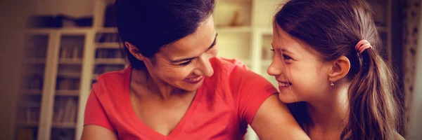 Close Mãe Filha Sorridente Olhando Para Outro Enquanto Sentado Sofá — Fotografia de Stock