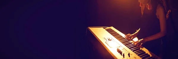 Vista Alto Ángulo Música Femenina Tocando Piano Club Iluminado — Foto de Stock