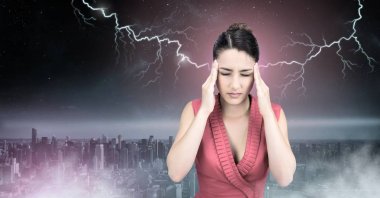 Yıldırımlar ve stresli kadın kafa tutan baş ağrısı ile dijital bileşik