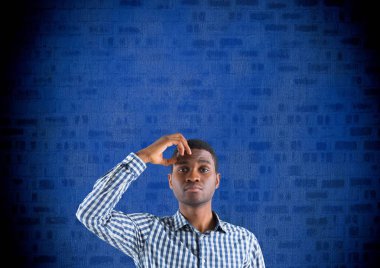 Adamın dijital bileşik duvarın önünde düşünme