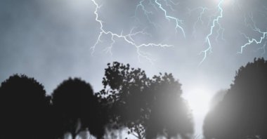 Yıldırımlar ağaçlar siluetleri üzerinde gökyüzünde dijital bileşik