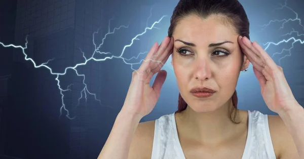 Compuesto Digital Rayos Mujer Estresada Con Dolor Cabeza Que Sostiene —  Fotos de Stock