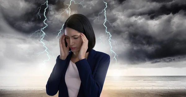 Digitales Gefüge Aus Blitzeinschlägen Und Gestresster Frau Mit Kopfschmerzen — Stockfoto