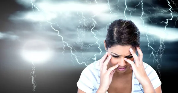 落雷と頭を抱えている頭痛を強調した女性のデジタル合成 — ストック写真