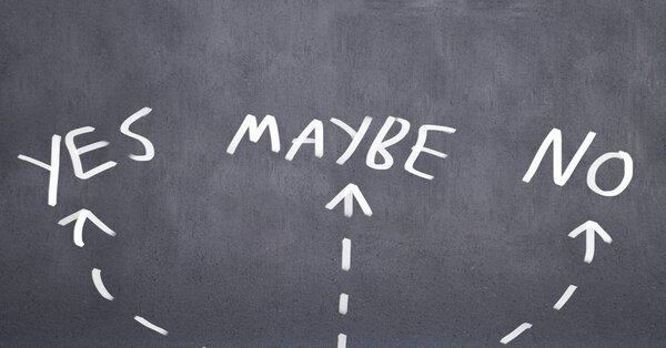 Цифровая композиция Yes No Maybe с графикой стрелок на стене
