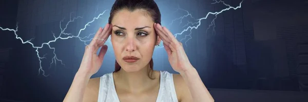 数字复合式雷电打击与压力女性头痛牵头 — 图库照片