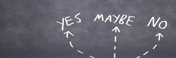 Цифровая композиция Yes No Maybe со стрелками на стене
