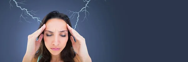Cyfrowy Kompozytowy Pioruna Podkreślił Kobiety Bólem Głowy Trzymając Głowę — Zdjęcie stockowe