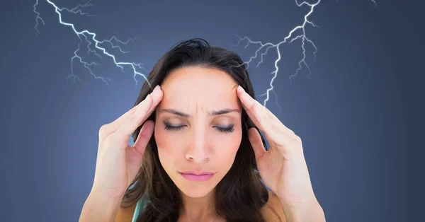 Cyfrowy Kompozytowy Pioruna Podkreślił Kobiety Bólem Głowy Trzymając Głowę — Zdjęcie stockowe