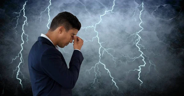 Digitales Gefüge Aus Blitzeinschlägen Und Gestresstem Mann Mit Kopfschmerzen — Stockfoto