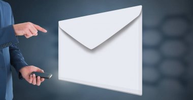 Zarf mektup mesaj ve telefonu kullanan adam dijital bileşik