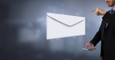 Zarf mektup mesaj ve telefonu kullanan adam dijital bileşik