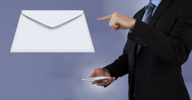 Zarf mektup mesaj ve telefonu kullanan adam dijital bileşik