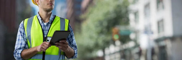 Trabalhador Construção Concentrado Com Tablet Contra Visão Desfocada Uma Cidade — Fotografia de Stock
