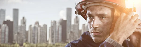 Bombeiro Sério Colocando Capacete Contra Skyline Costa Rio — Fotografia de Stock