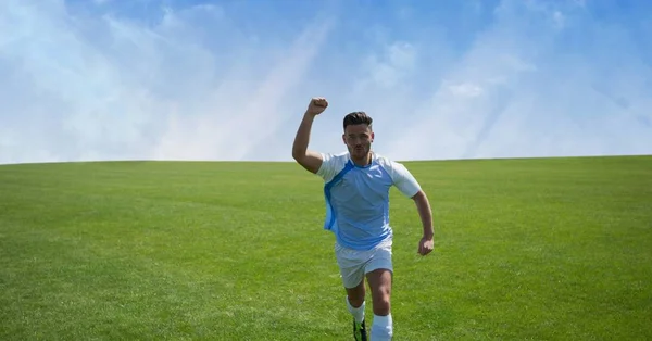 Composto Digital Jogador Futebol Grama Com Céu — Fotografia de Stock