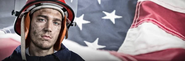 Allvarlig Brandman Mot Närbild Amerikanska Flaggan — Stockfoto