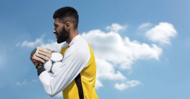 Kaleci futbol gökyüzü ile sıkı tutan dijital bileşik