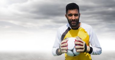 Kaleci futbol bulutlar ile tutarak dijital bileşik