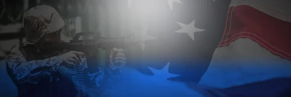 Close Bandeira Americana Contra Soldado Militar Apontando Com Rifle — Fotografia de Stock