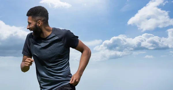 Composite Numérique Homme Athlétique Jogging Avec Ciel Rire — Photo