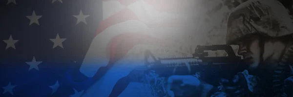 Amerikaanse Vlag Een Houten Tafel Tegen Militaire Soldaat Met Geweer — Stockfoto