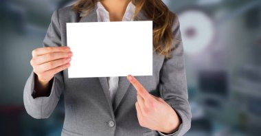 Dijital Bileşik Kartı tutan kadın