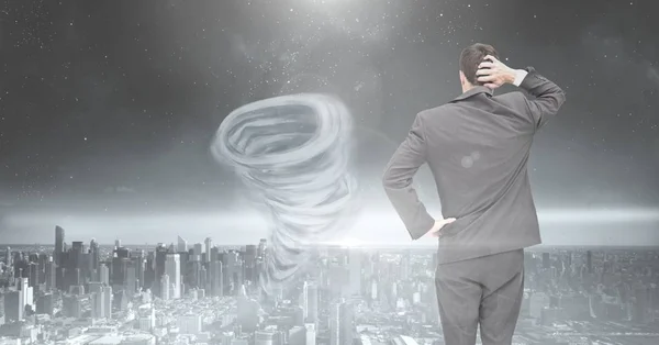 Composto Digital Tornado Twister Pintado Escuro Céu Cidade Com Homem — Fotografia de Stock