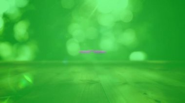 Yeşil arkaplanda beyaz geri dönüşüm işareti ve titreyen ışık noktaları canlandırması