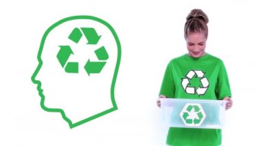 Geri dönüşüm işaretli yeşil tişört giyen, elinde geri dönüşüm işaretli yeşil çizgili, insan kafasının geri dönüşüm tabelasıyla birlikte boş plastik kutu tutan beyaz bir kadının animasyonu.