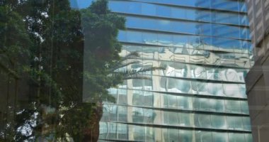 Şehir manzarası animasyonu ve şehrin arka planında hareket eden modern binalar 4k