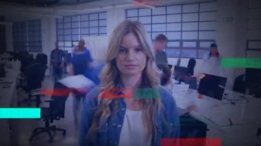 Genç beyaz kadın animasyonu kameraya gülümsüyor. Çok ırklı erkek ve kadın profesyonellerden oluşan bir ekip ön planda renkli dikdörtgenlerle yoğun hareket halinde.