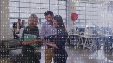 Genç beyaz erkek ve iki kadın profesyonelin hızlı hareket ve ön planda ikili kodlama ile yoğun bir ofiste buluşmalarının animasyonu