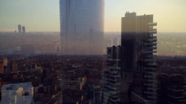 Arka planda modern binaların hareket ettiği şehir manzarası animasyonu