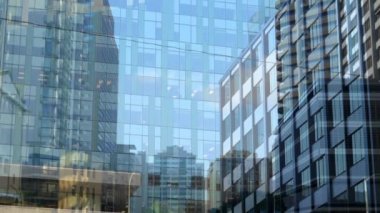 Arka planda modern binaların hareket ettiği şehir manzarası animasyonu
