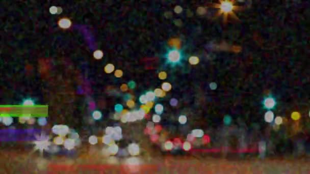 前景には 都市の夜の道路交通のアニメーション ぼやけた都市灯 カラフルな長方形とノイズ粒がちらつきます — ストック動画