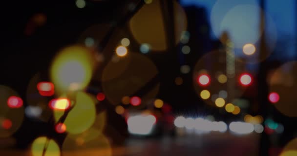 前景の都市の夜の道路交通のアニメーション4Kでぼやけた都市の光と黄色のスポット — ストック動画