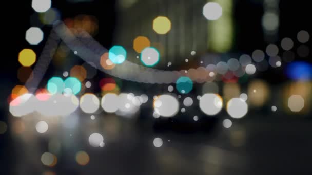 前景には 都市の夜の道路交通のアニメーションとぼやけた都市の光と白い光のスポット — ストック動画