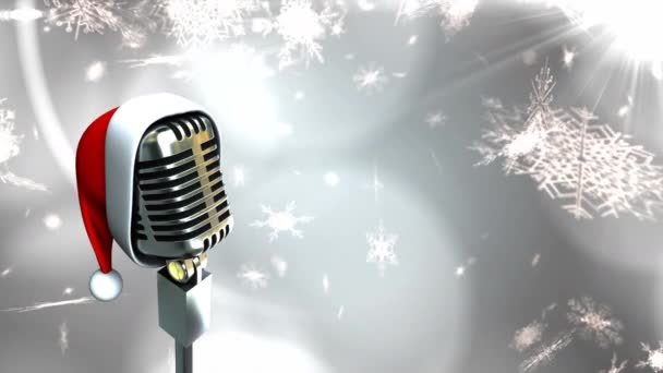 Анімація Ретро Срібного Мікрофона Капелюхом Санта Сніжинками Падають Сірий Фон — стокове відео