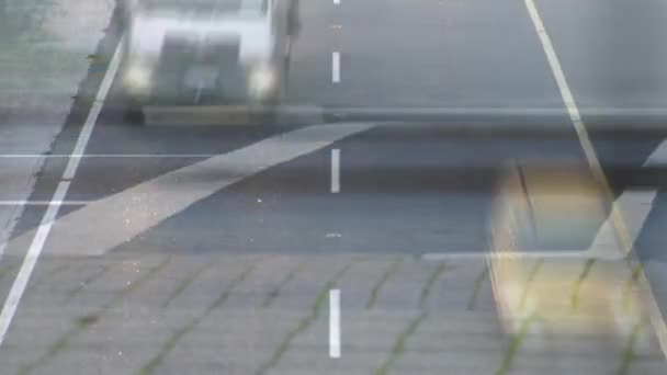 高速道路を車が停車し バックグラウンドで始まる忙しい交通のアニメーション — ストック動画