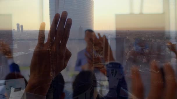 Анимация Команды Профессионалов Современном Офисе Поднимающих Руки Время Презентации Фоне — стоковое видео