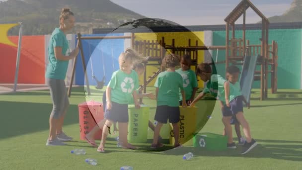 Animación Grupo Escolares Con Profesor Reciclando Botellas Plástico Llevando Camisetas — Vídeo de stock