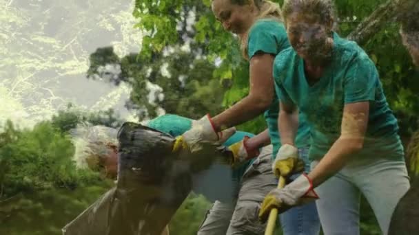 Animering Grupp Människor Som Samlar Plastflaskor Och Lägga Dem Svart — Stockvideo