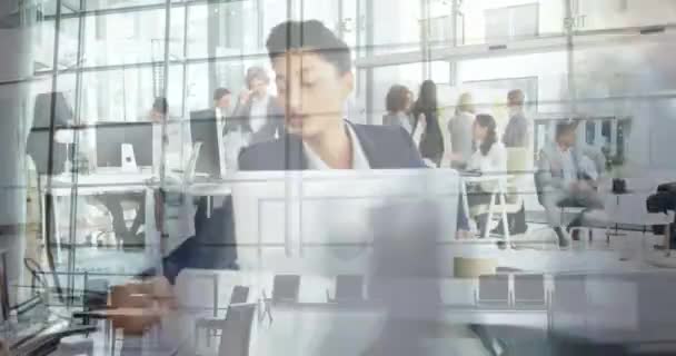 Çok Irklı Erkek Kadın Profesyonellerden Oluşan Yoğun Bir Ofiste Çalışan — Stok video