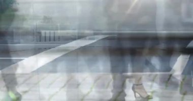 Arka planda şehir trafiği ile caddede hızlı hareket eden banliyö sakinlerinin animasyonu