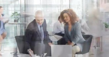 Yoğun ofiste çalışan çeşitli erkek ve kadın profesyonellerin animasyonu. Ön planda 4K 'dan geçenler hızlı hareket ediyor.