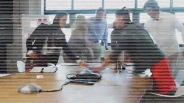 Genç erkek ve kadın profesyonellerden oluşan bir ekibin bir masa ve beyaz tahtayla yapılan toplantı sırasında ön planda beyaz yatay çizgiler ve kareler eşliğinde hareket etmesi.