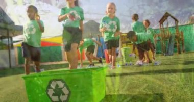 Bir grup okul çocuğunun plastik şişeleri geri dönüşüm için kullandıkları yeşil tişörtler ve ön planda çimlerin hareket ettiği animasyonları.