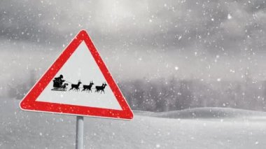 Kar yağışının animasyonu ve kızaklı Noel Baba 'nın arka planda ren geyikleri ve kırsal kesimler tarafından çekildiği beyaz tren yolu tabelası.