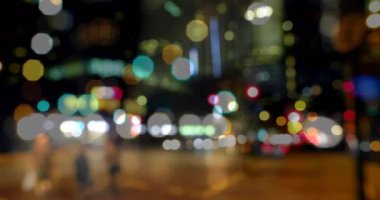 Şehirdeki gece trafiğinin animasyonu şehrin bulanık ışıkları ve ön planda renkli ışık noktaları 4k